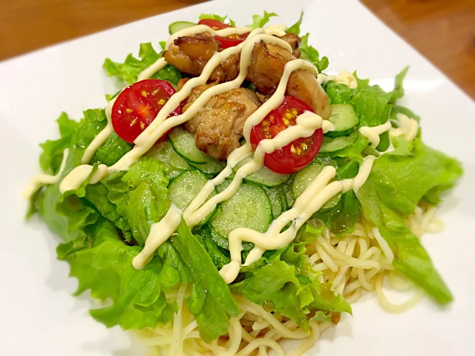 Snapdishの料理写真:甘酒醤油につけた鶏もも肉でチキンサラダ冷麺♪(≧∀≦)|みほままこさん