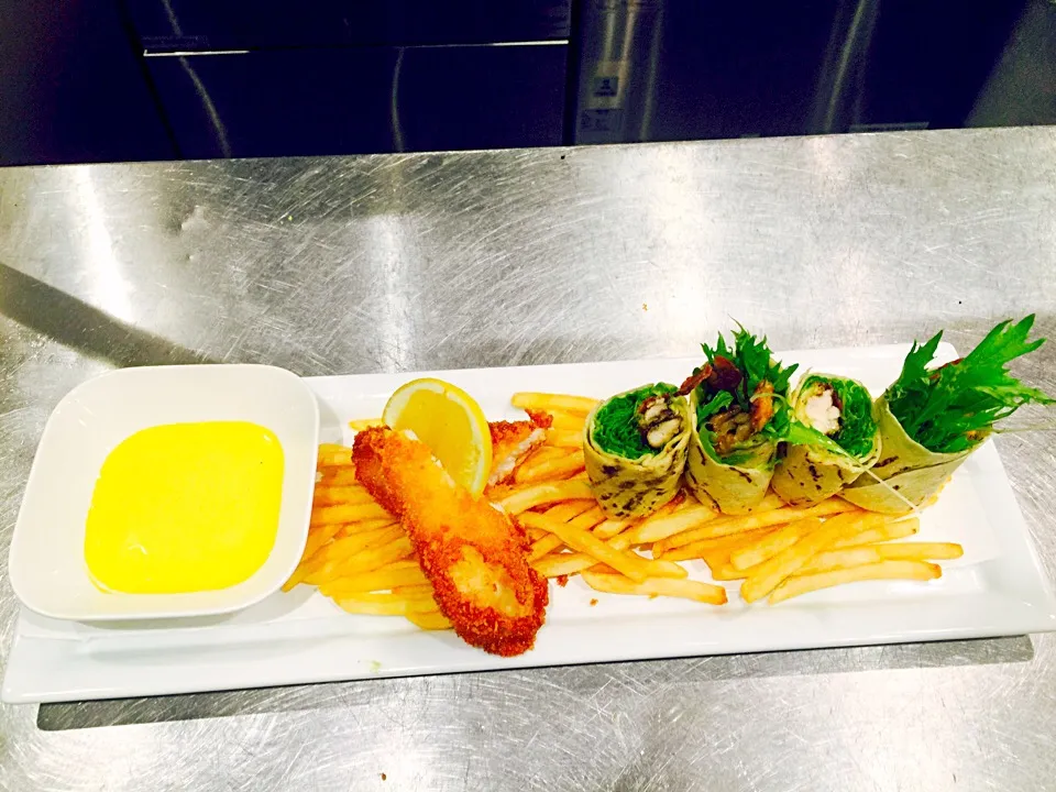 Combo love, 1/2 fish and 1 chicken wrap chips with mayo saffron aioli and slice lemon|Jefferson M. Macalindongさん