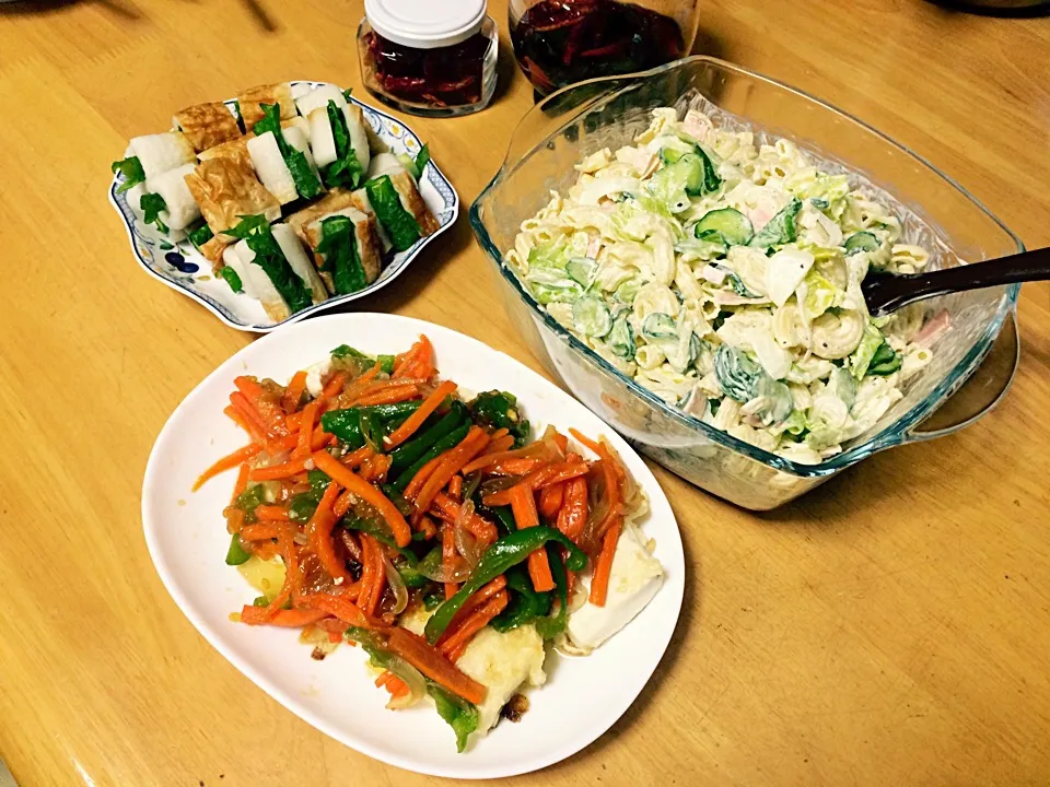 マカロニサラダ✳︎豆腐の野菜あんかけ✳︎紫蘇きゅうりはさみちくわ✳︎鷹の爪とバジルのオリーブオイル漬け|みまさん