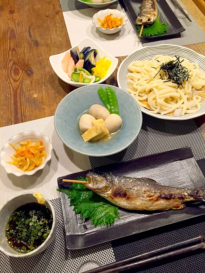 今日はヘルシー和食🍃虹鱒の塩焼き🐟里芋と油揚げの煮物、大根の皮のきんぴら、お漬物、ざるうどん💛|まみりんごさん