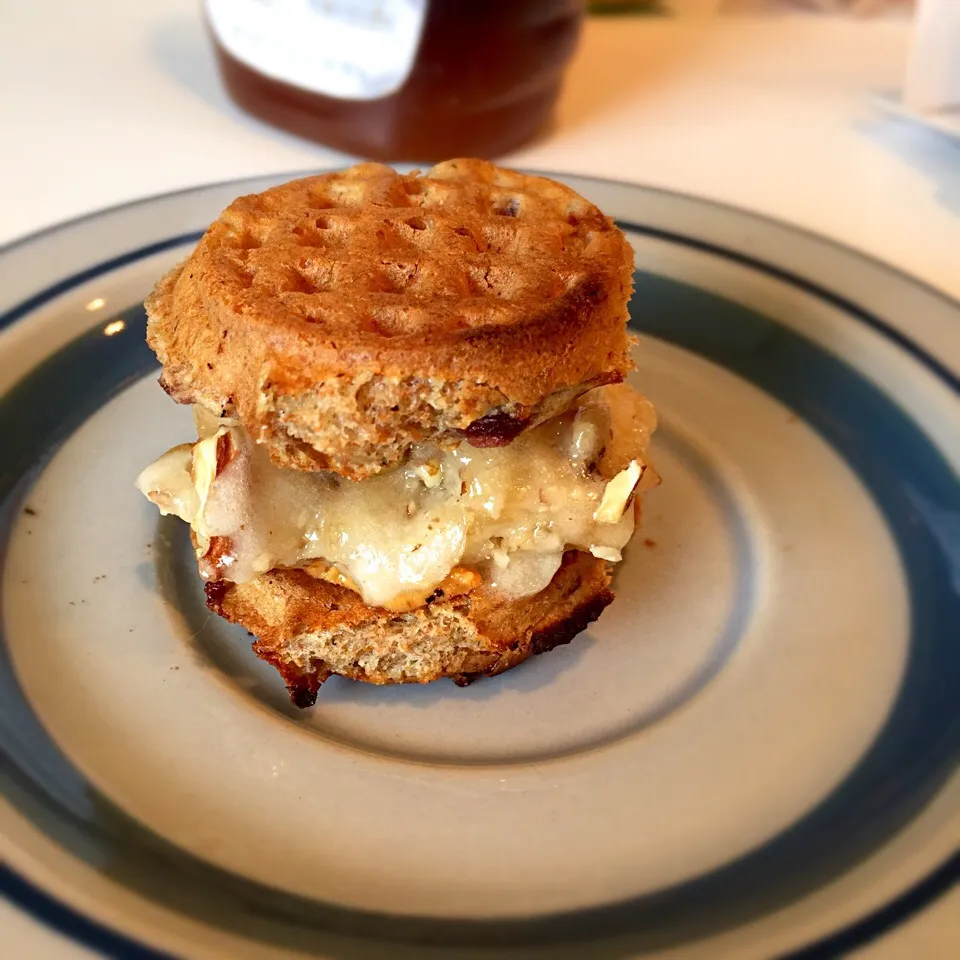 Whole wheat mini waffles with peanut butter, banana ice pecan ice cream, cinnamon and honey|victoria valerioさん