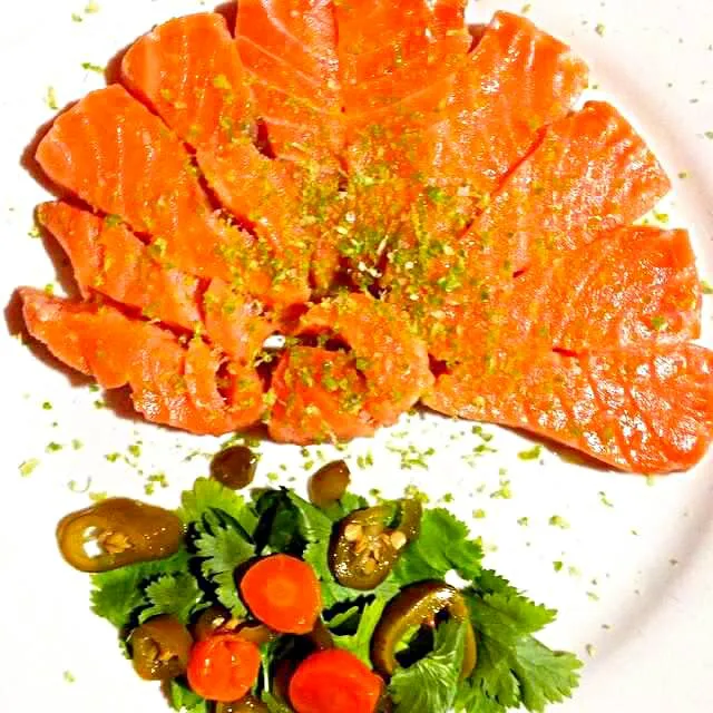 Snapdishの料理写真:Sashimi de Salmon!🐟🍃#salmon #sashimi #pescado #cena#dinner #health #healthy #lunes#monday #pimiento #comebien#comesano #comelimpio #sano|CHUENCHAIさん