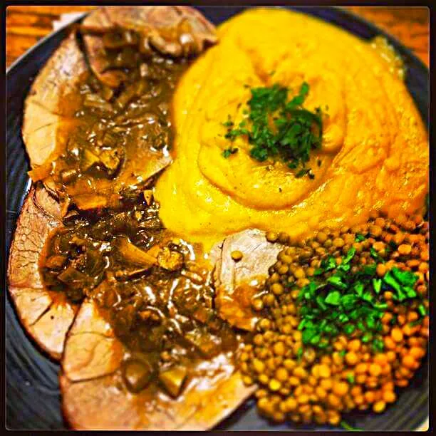 Xmas Leftovers!!! Leg of lamb with home-made lamb gravy, butternut squash purée with sage and green lentils in white wine!#leftovers#gourmand|CHUENCHAIさん