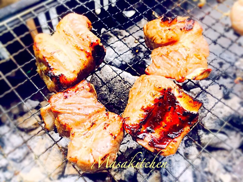 Spare ribs grilled over a charcoal fire.|Masakiさん