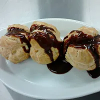 Snapdishの料理写真:profiteroles with chocolate sauce|tessさん