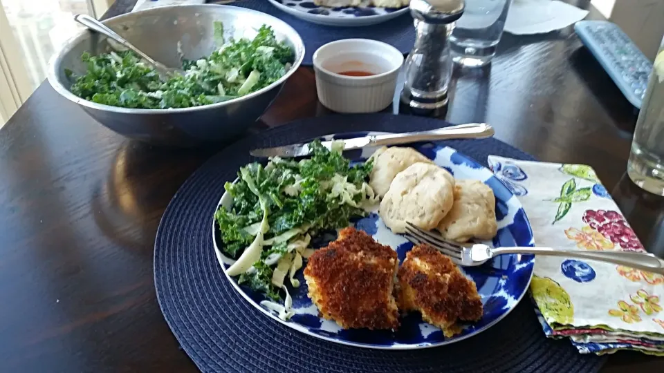 Monday dinner: Blue Apron: crispy fried chicken with kale-cabbage slaw and biscuit|Molly Glauberさん