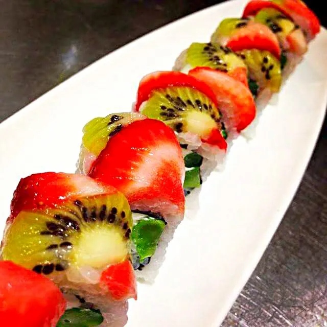 Cream Cheese and Brocolini roll topped with strawberries and kiwi.|CHUENCHAIさん