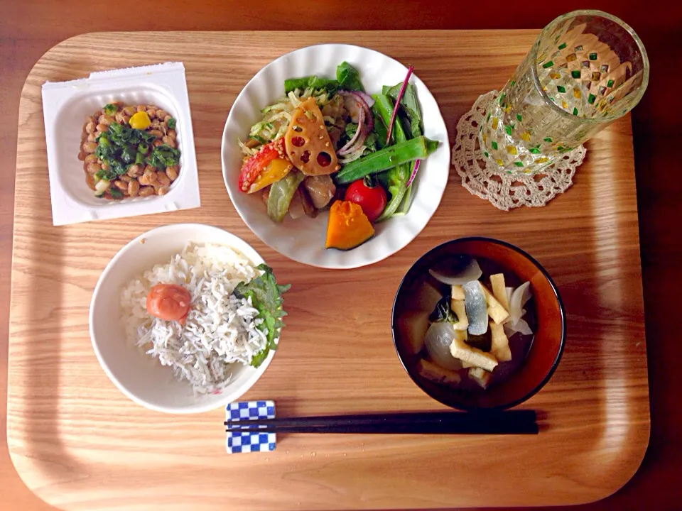 朝食 シラスごはん お味噌汁 納豆 サラダ あまったおかずたち|Louipuさん