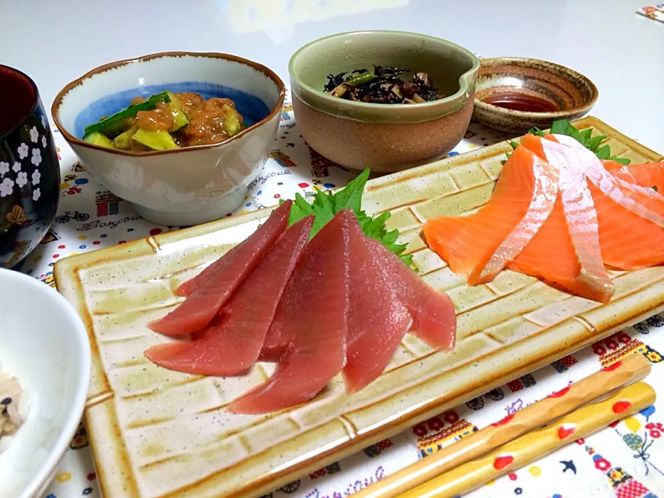 カツオとサーモンの刺身、胡瓜梅肉和え、ひじきと牛挽肉の煮物|ずずさん