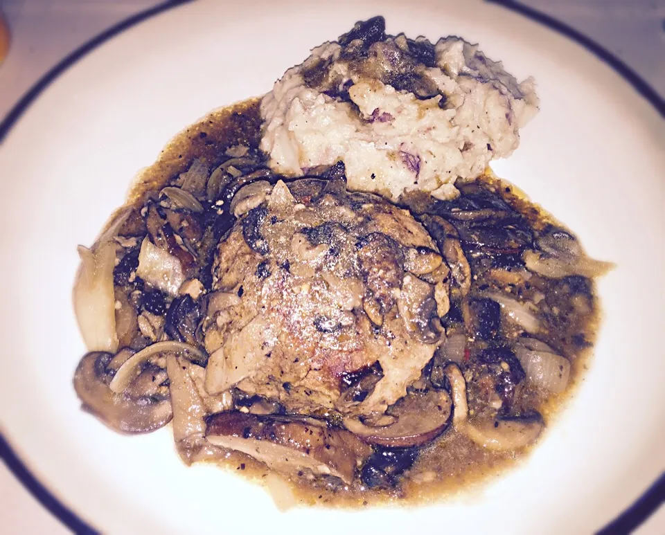 Salisbury steak with mushrooms and gravy.|Kevin L. Simsさん