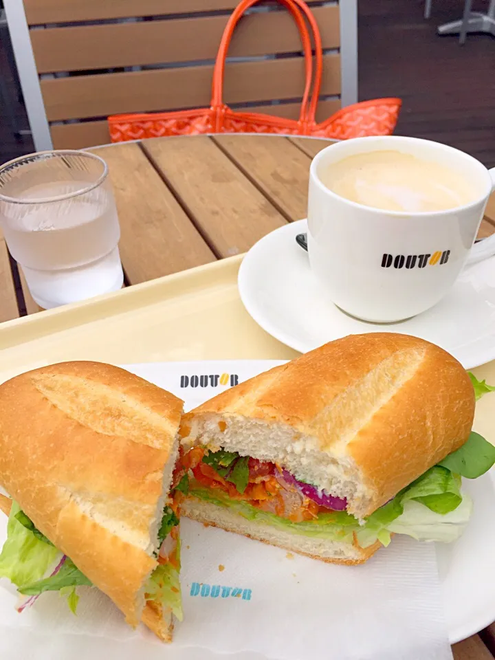 Snapdishの料理写真:遅めランチ☕️ミラノサンド新作✨バターチキンカレー🍃|まみりんごさん