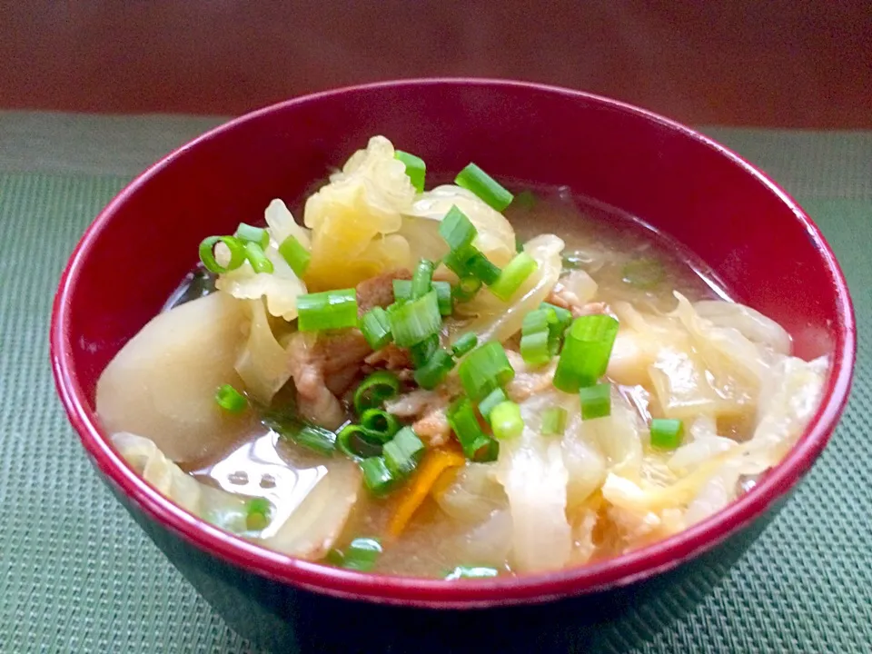 Snapdishの料理写真:Delicious miso soup w/pork& vegetables of cabbage heaping😍豪快❗山盛りｷｬﾍﾞﾂの絶品豚汁|🌈Ami🍻さん