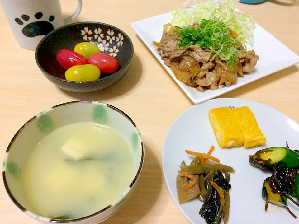 豚肉のごまぽん炒め、トマトのハニーマリネ、卵焼き、きゅうりの漬物、野沢菜、豆腐とわかめの味噌汁|りょうさん