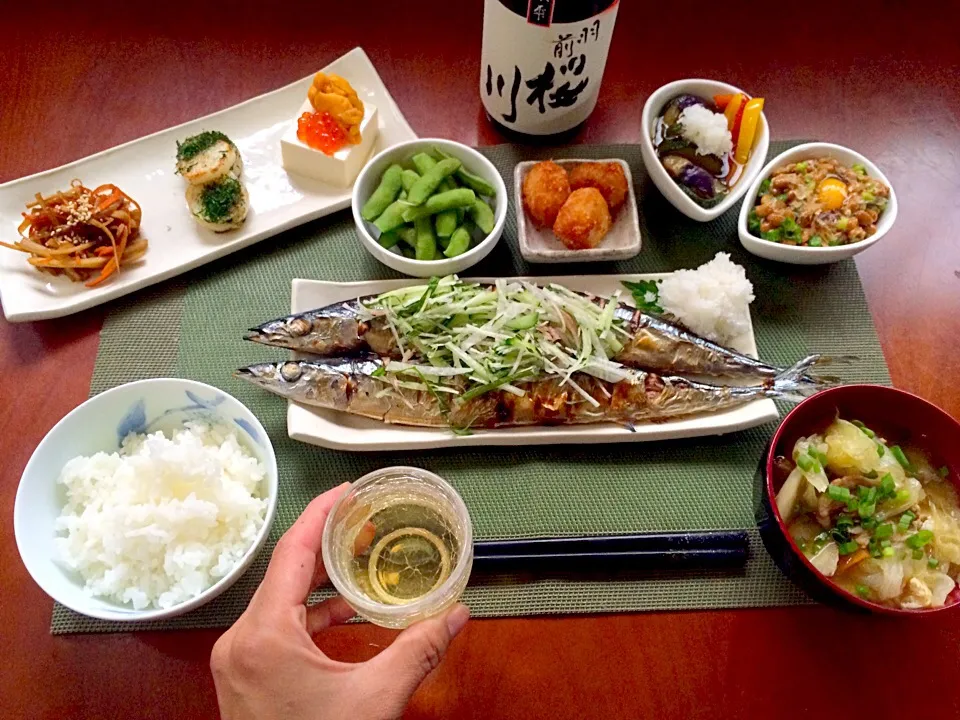 Snapdishの料理写真:Today's Dinner🍴前菜･枝豆･新ｼﾞｬｶﾞﾌﾗｲ(お惣菜)･夏野菜の揚げ浸し･秋刀魚の塩焼き香味野菜添え･山盛りｷｬﾍﾞﾂの絶品豚汁･ｵｸﾗ納豆･白飯|🌈Ami🍻さん