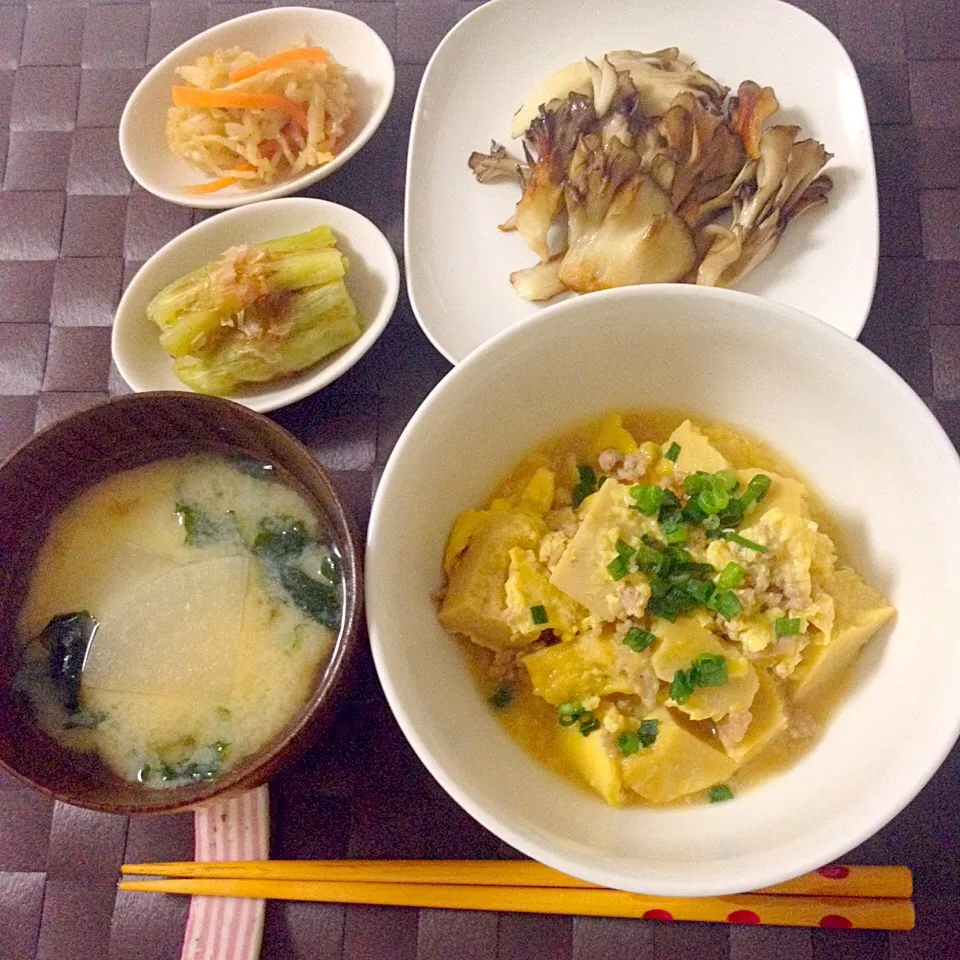 Snapdishの料理写真:高野豆腐の卵とじ・舞茸のバター醤油炒め・焼き茄子・切り干し大根の煮物・大根とわかめのお味噌汁|Accaさん