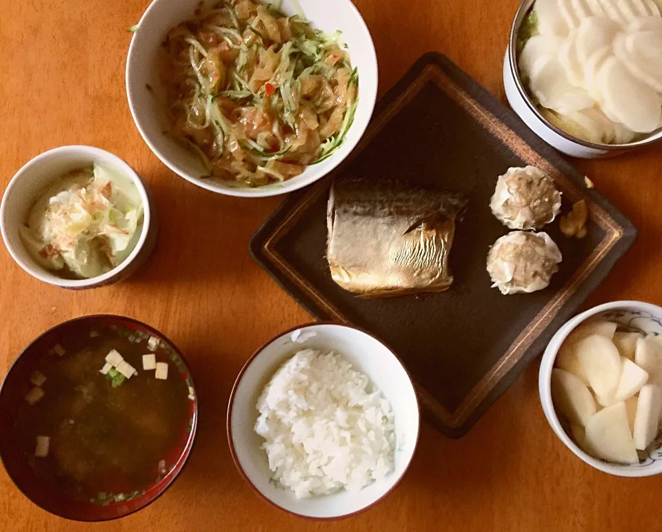 (*´ω｀*) 晩ご飯 サバの塩焼き、シューマイ、中華くらげ、わさび豆腐の冷奴、カブの甘酸漬け、ほか ♪|Gigi Cafeさん