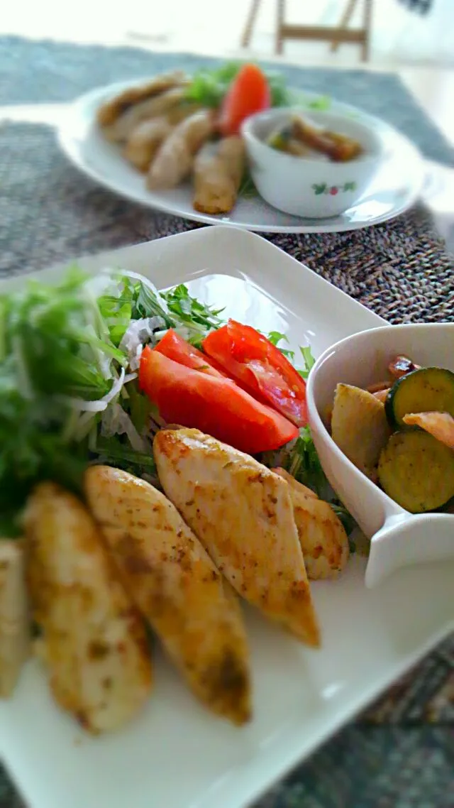 Snapdishの料理写真:Tuesdayの🌼.*働く男晩御飯です🌼.*
とりササミのポン酢焼きと……
イカと根菜のバジル炒め…|kimikimi󾬍さん