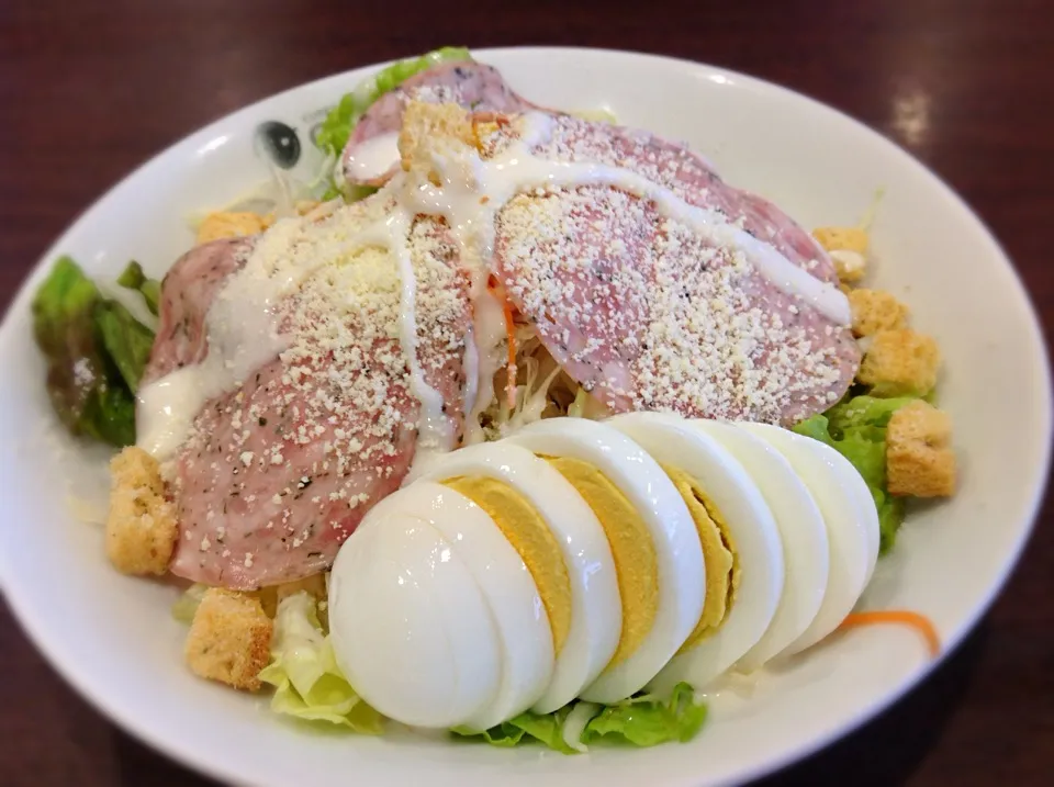 イタリアンソーセージのシーザーサラダプラスゆでタマゴ😋|アライさんさん