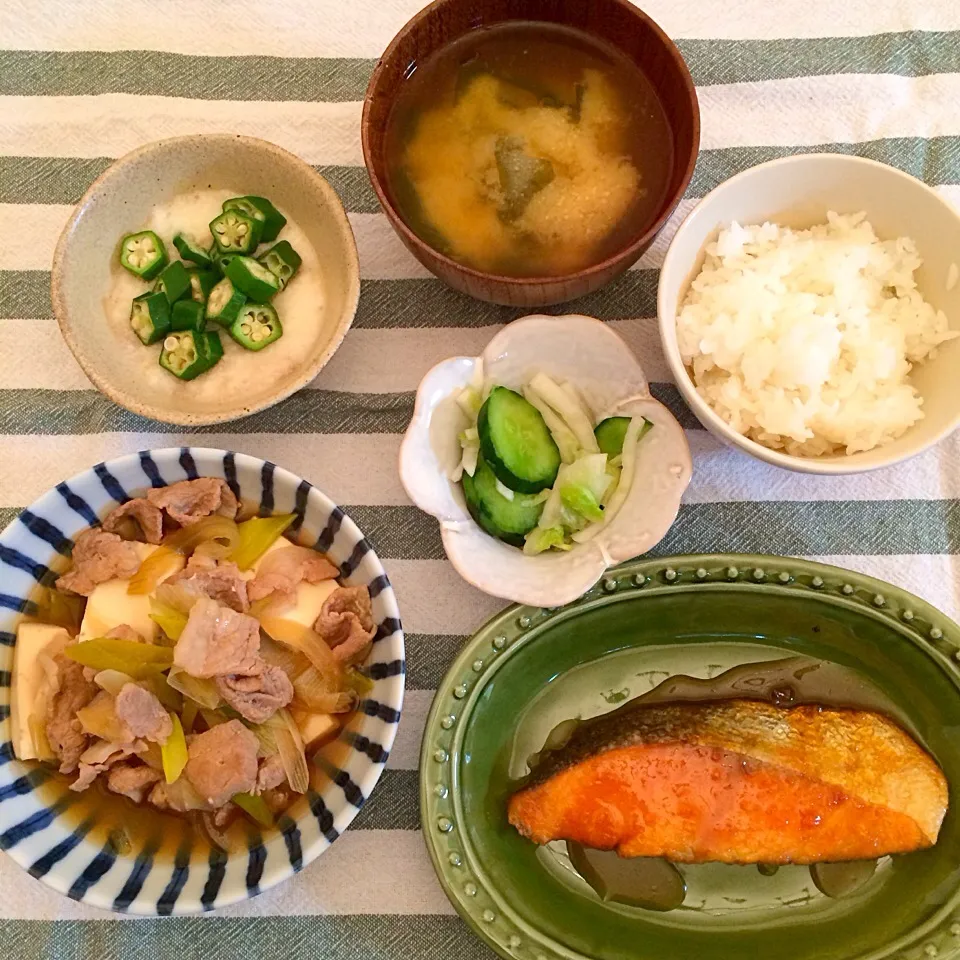 Snapdishの料理写真:肉豆腐＆鮭の生姜焼き＆とろろオクラ＆漬物|ゆーみんさん