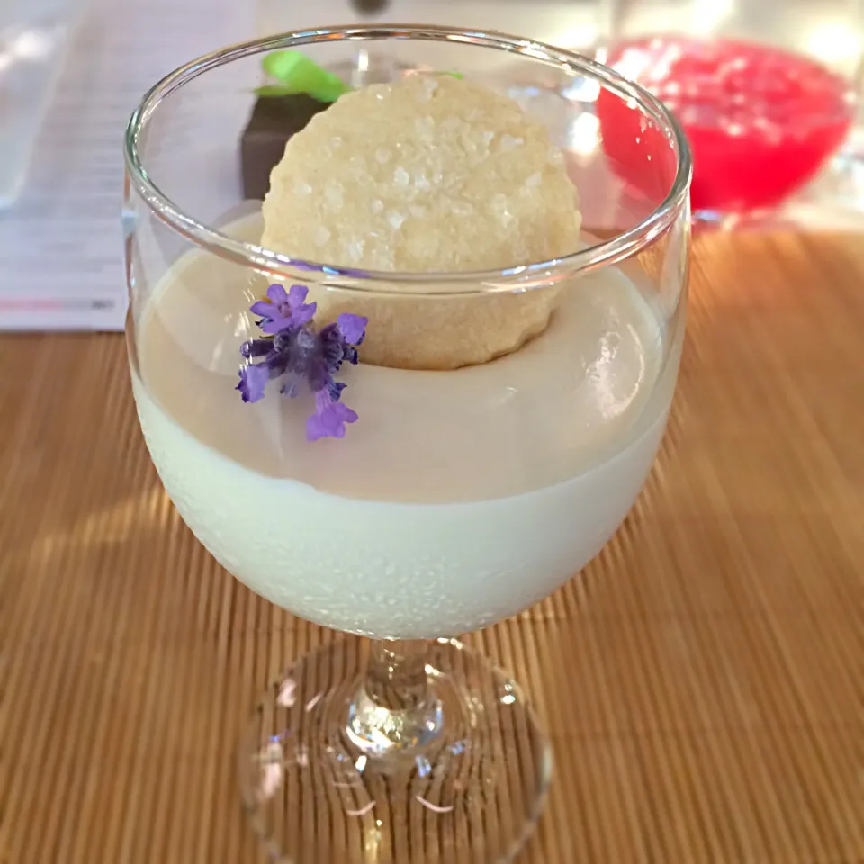 Lavender infused Tahitian vanilla panna cotta|Junya Tanakaさん