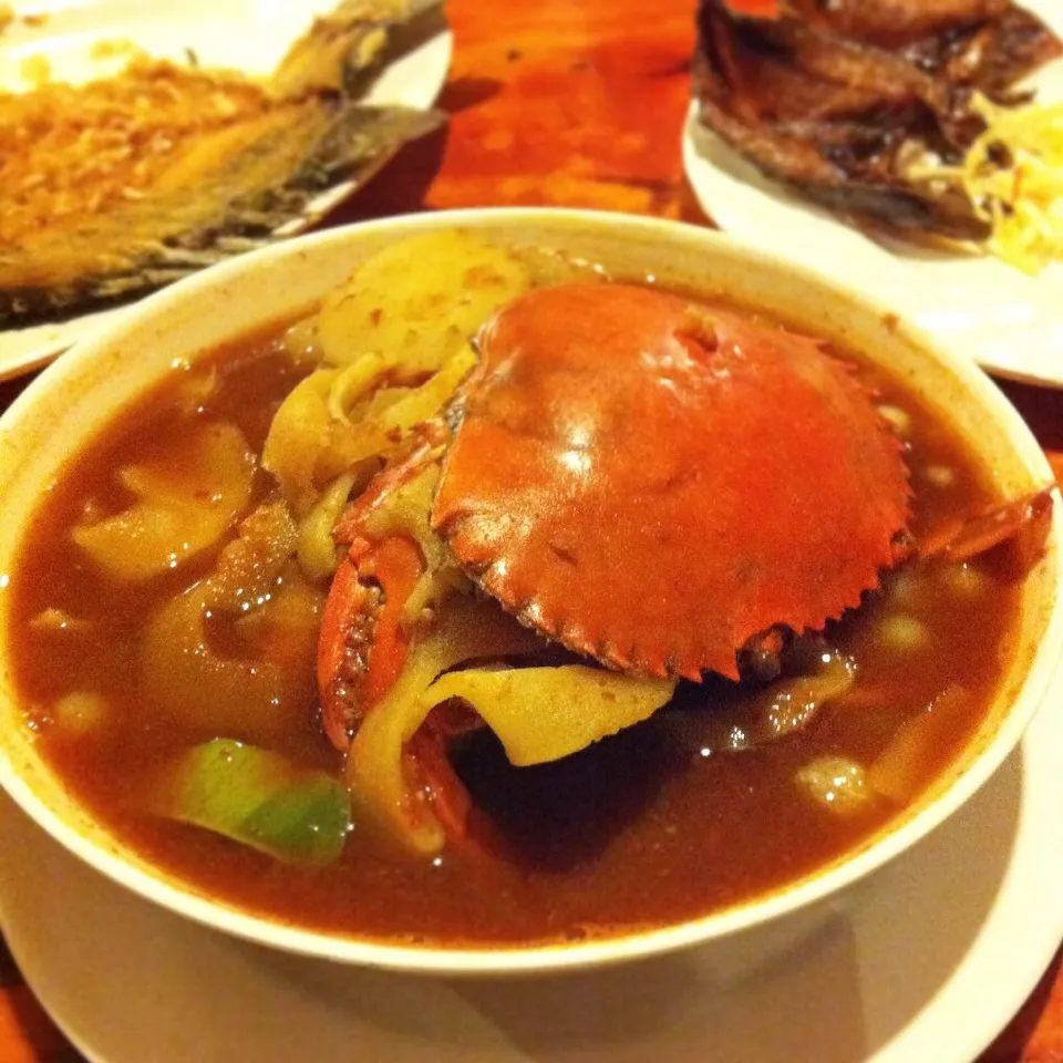 Egg crab & giant catfish egg with pickled bamboo shoots in tumeric chilli spicy soup|Eat in Thaiさん