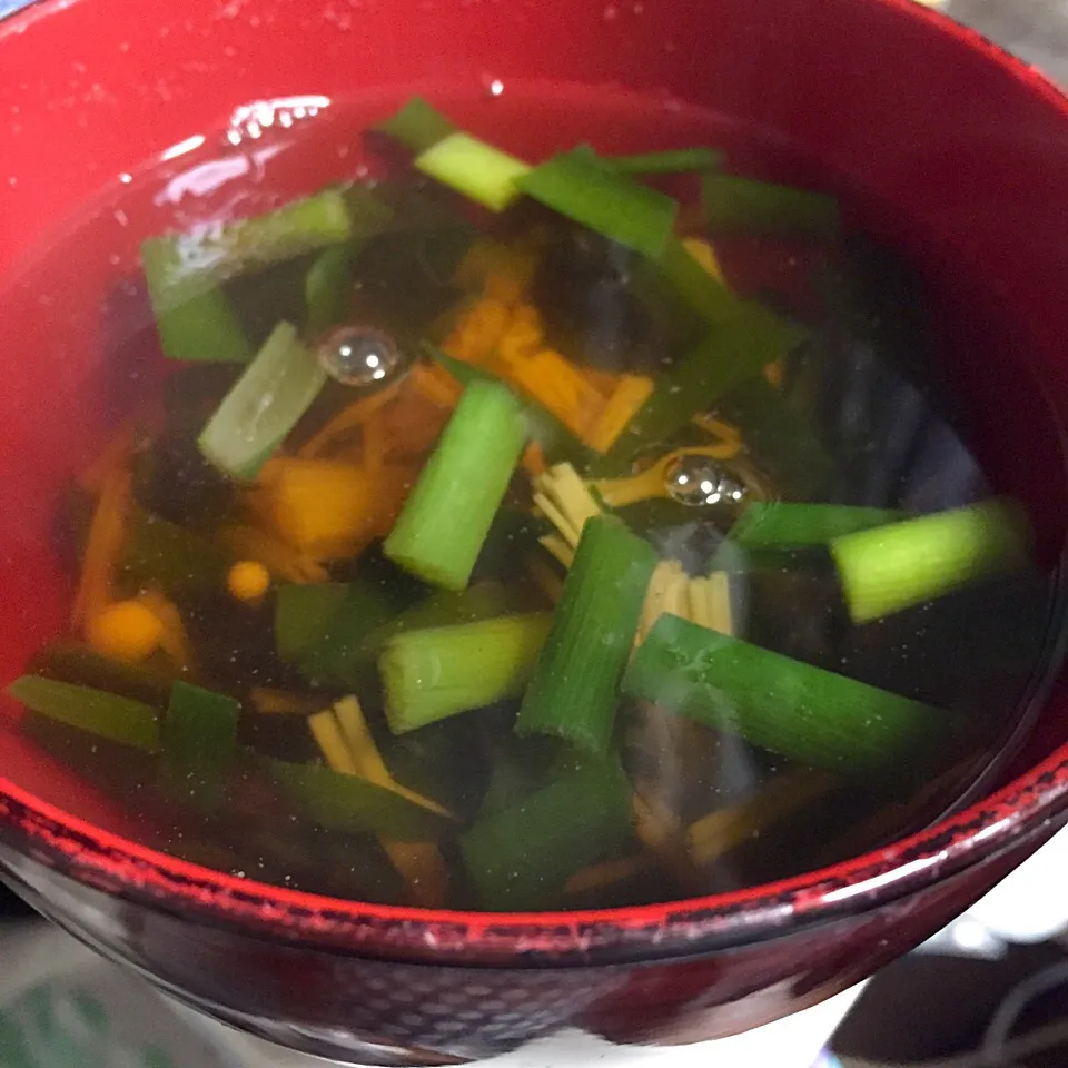 Snapdishの料理写真:Nira and enoki mushroom soup|Mary Annさん