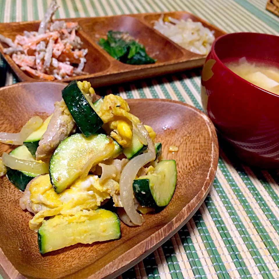 ♡ズッキーニと豚肉の炒め物・副菜3種・豆腐とキャベツのお味噌汁♡|miyuさん