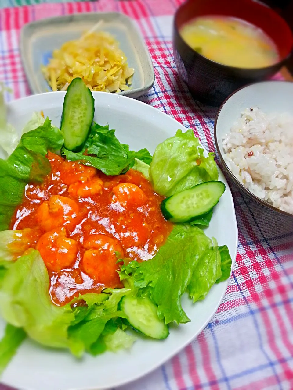 Snapdishの料理写真:6/30の晩ご飯☆エビチリ・キャベツの甘酢かけ・野菜スープ|なべちゃんさん