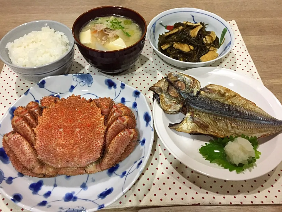 浜茹で冷凍毛ガニ3杯目・アジの開き・切昆布と油揚げの炒め煮・豚汁|まーままさん