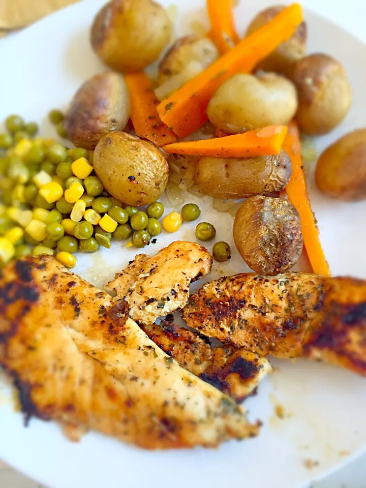 Grilled chicken breast with Italian seasoning, baked potatoes & veg|Erika Taylor-Eastさん