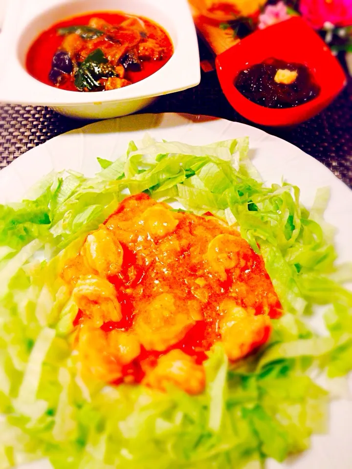 今日の晩御飯/エビチリ＆ロイタイレッドカレーを使って鶏肉と夏野菜の煮物＆もずく酢|BabyRIKAさん