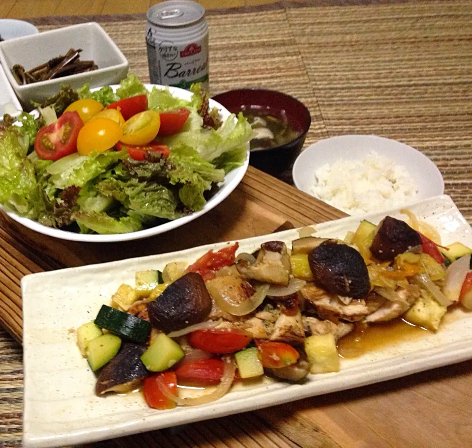 晩ごはん 鶏胸肉と野菜のソテー  サラダ 蕨醤油漬け 生姜甘酢漬け ズッキーニ辛子漬け ひじきの酢の物 味噌汁|ぽんたさん