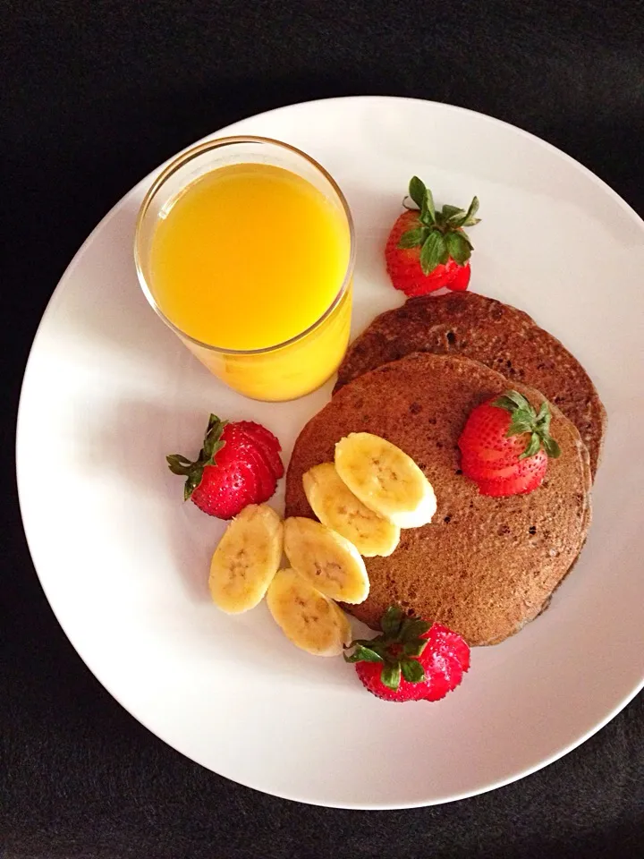 Buckwheat pancakes with fresh fruits, orange juice|coxiella24さん