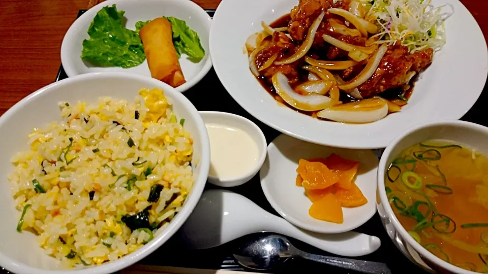 チキンと淡路玉ねぎピリ辛炒めと鮭炒飯|佐藤さん