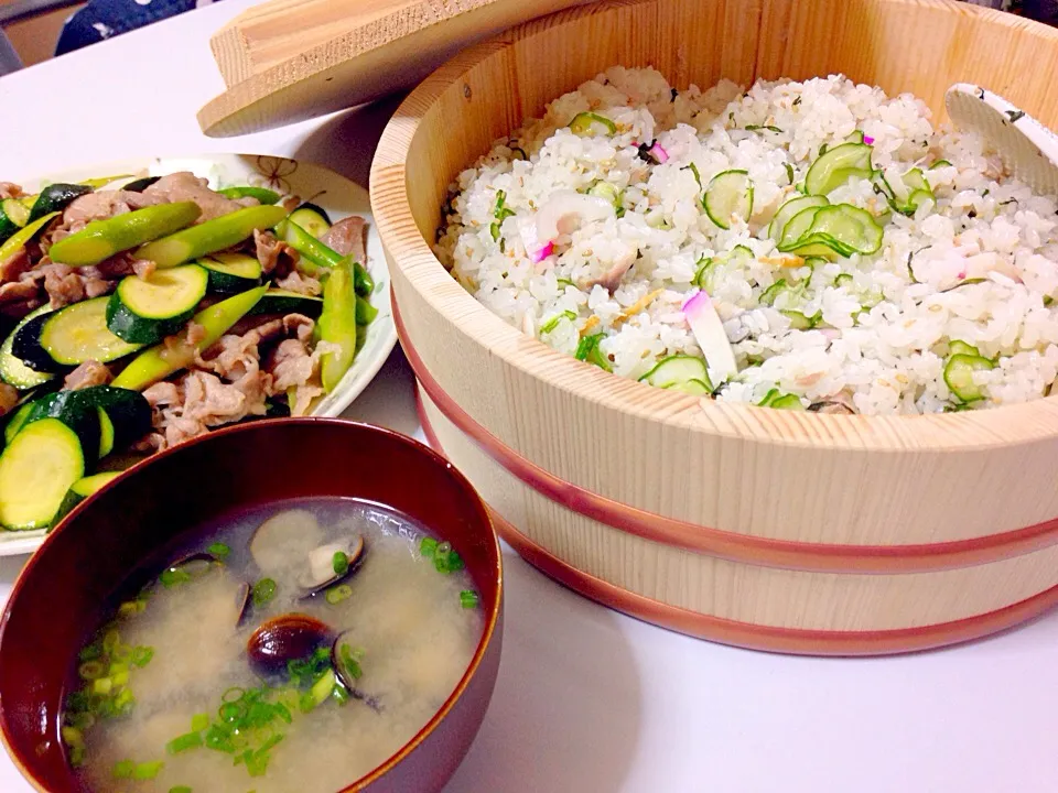 鯖ときゅうりの寿司ご飯、ズッキーニとアスパラの豚炒め、しじみ汁|ともさん