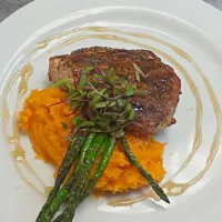 Rib eye steak with sweet mash potatoes and grilled asparagus drizzled with burbon maple glaze.|Chef Andresさん