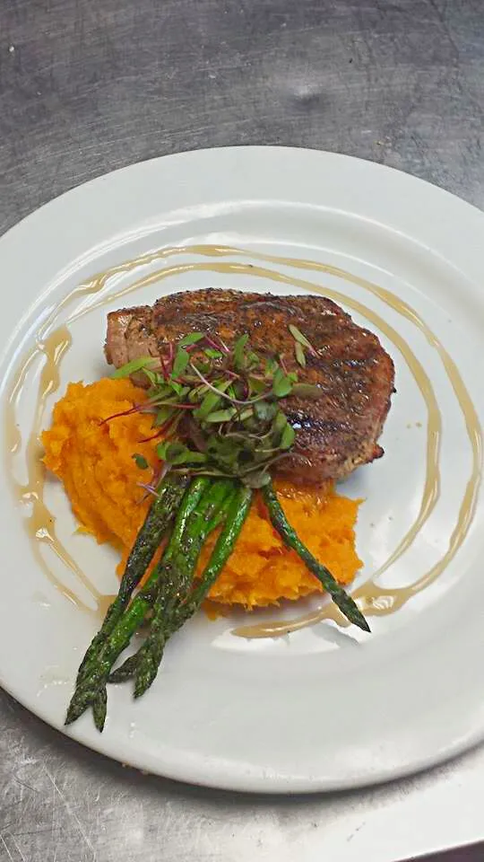 Rib eye steak with sweet mash potatoes and grilled asparagus drizzled with burbon maple glaze.|Chef Andresさん