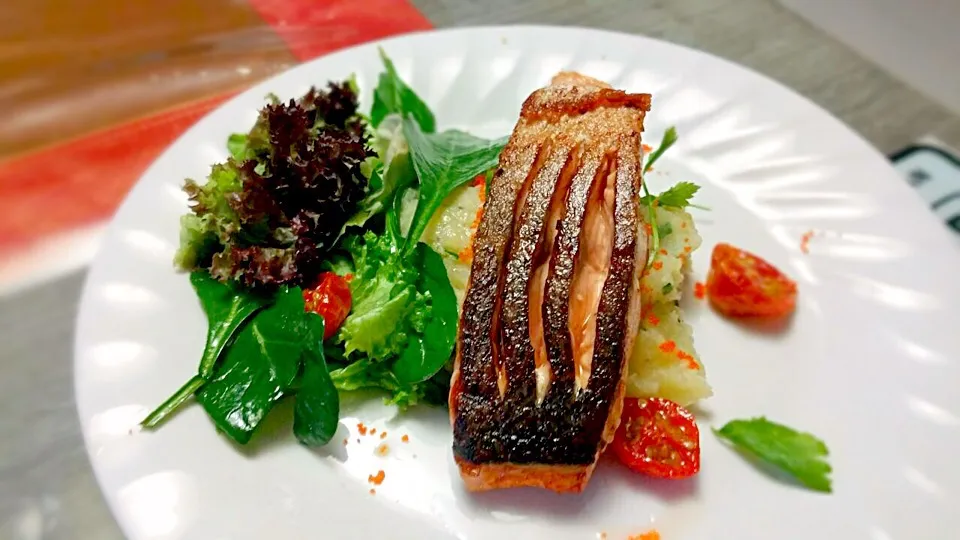 Salmon Crispy Skin on mentaiko potato salad😊😋|🍀Sip👍👍さん