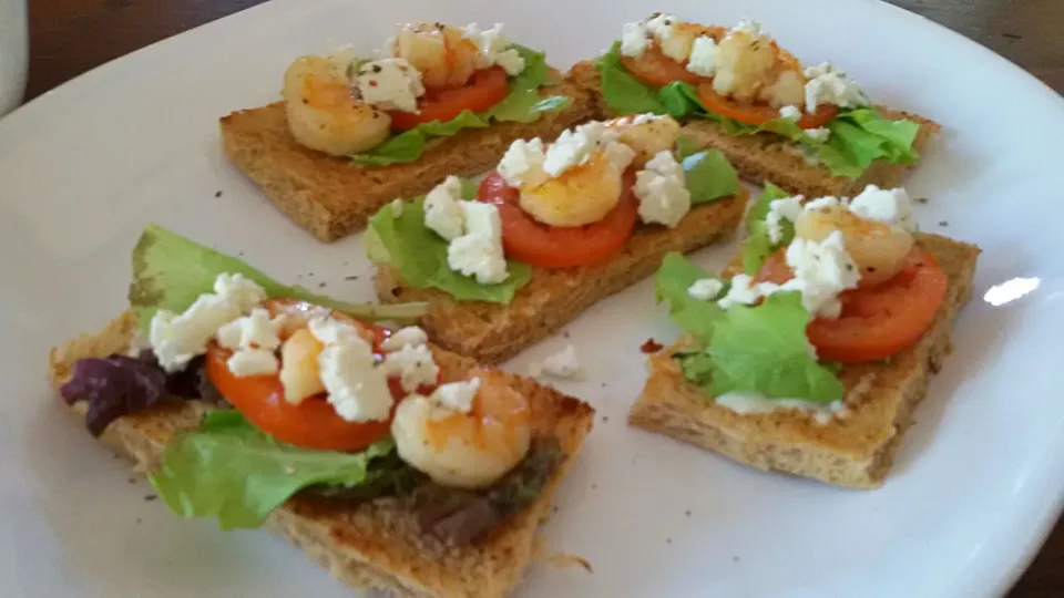 toasted bread with cesar salad and prwans😋|sherry rodriguesさん