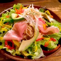 Snapdishの料理写真:生ハムとアボカドの胡麻ドレ冷製パスタ|みなみさん