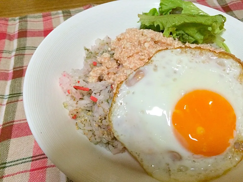 目玉焼きとたらこ豆腐ソースのごはん|ハルさん