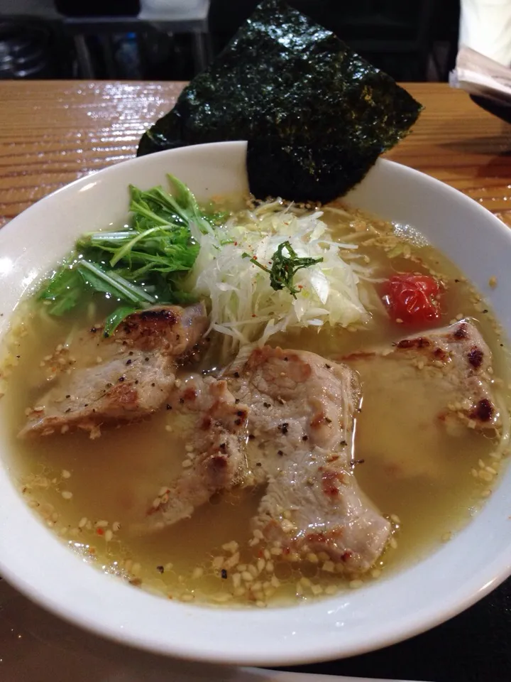 Snapdishの料理写真:豚ヒレ肉の塩チャーシュー麺|七夕やさん