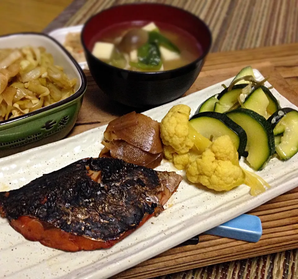 晩ごはん 鰆照り焼き カリフラワーのカレーピクルス ズッキーニ辛子漬 生姜甘酢漬 ザワークラウト 高野豆腐の味噌汁|ぽんたさん