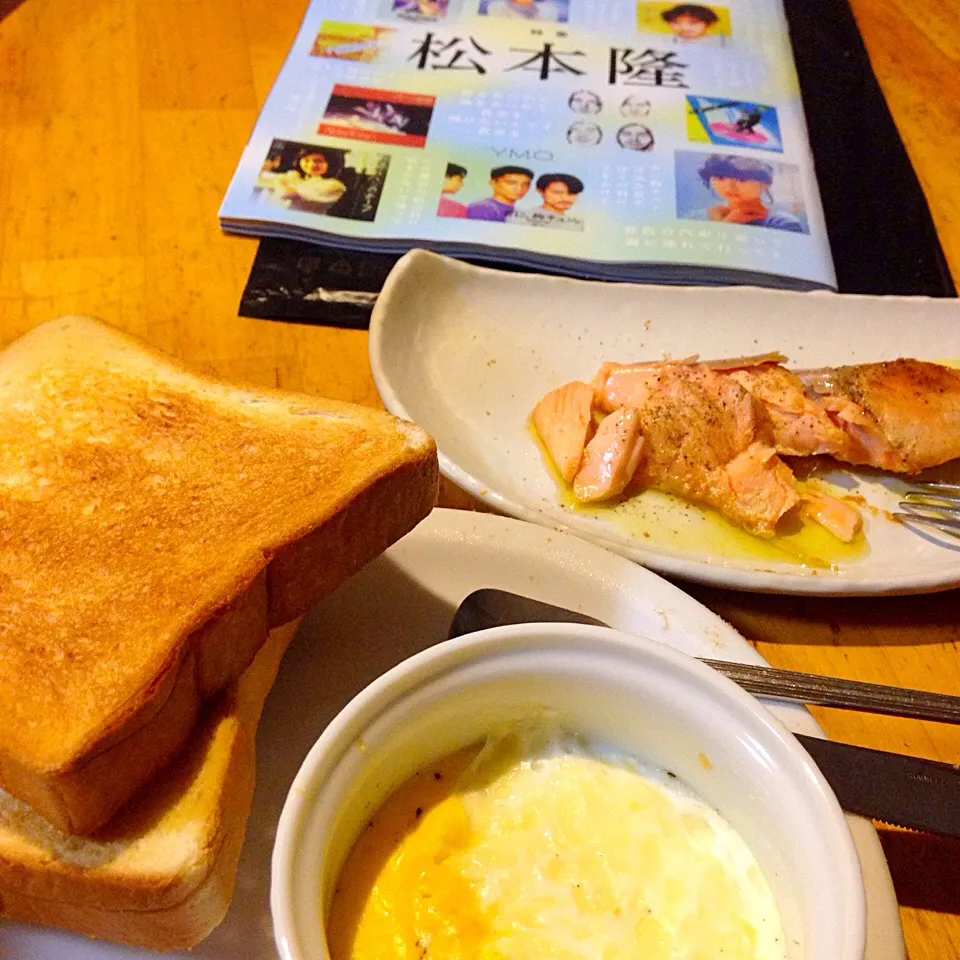 いつもですが、朝食のような夕食、サーモンのオレンジ風味、卵とチーズのココット|Chef 中川浩行さん