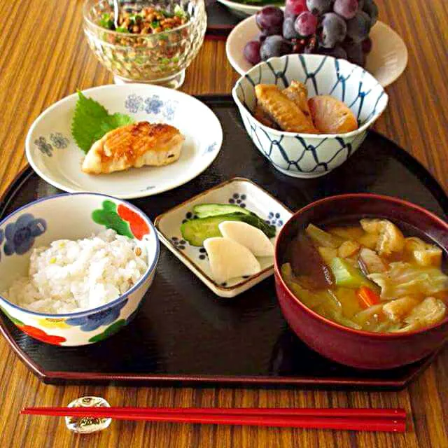 今朝はこんな感じ〜🍚
やっぱり和食大好き💞 カジキの西京漬
大根と鶏手羽の煮物
ぬか漬け
具沢山のみそ汁
雑穀入りごはん
納豆 .ぶどう|CHUENCHAIさん