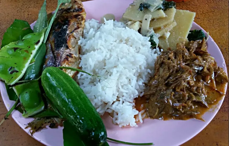 Nasi Campur Kampung - Ikan Bakar, Ulam, Sayur Lemak Putih Rebung, Gulai Jantung Pisang|FooDin'sさん