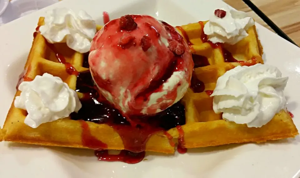 Waffle with Ice Cream & Strawberry Topping|FooDin'sさん