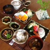 Snapdishの料理写真:納豆とめかぶ  丁度いいと失敗の目玉焼き もずく 塩サバ  シジミの味噌汁