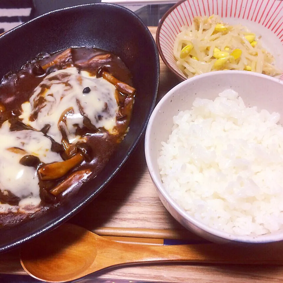 煮込みチーズハンバーグと大豆もやしのナムル|ゆのさん