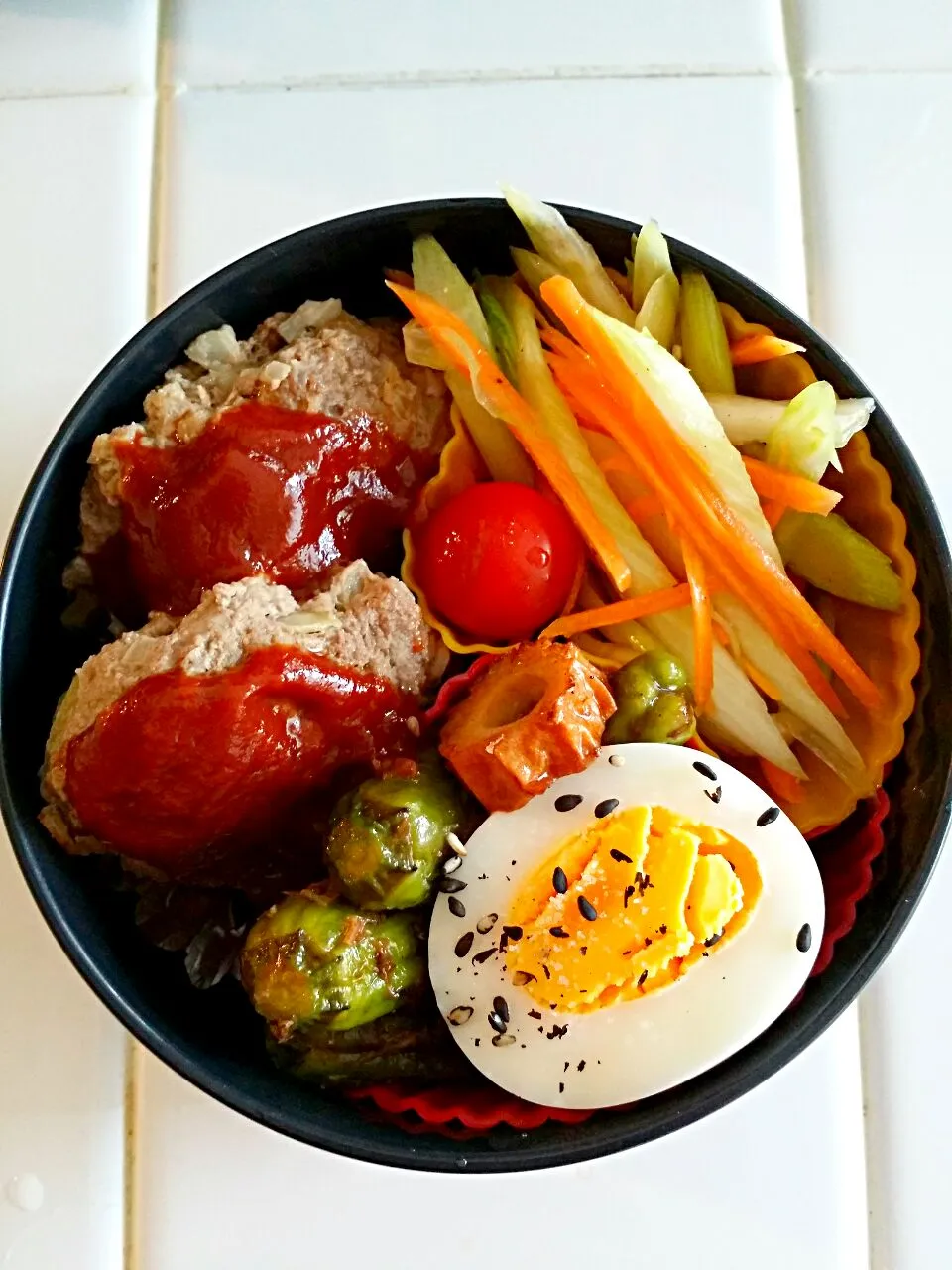 だんな弁当　ハンバーグ/セロリと人参のサラダ/茹で玉子/ししとうと竹輪おかか炒め/トマト|lotusさん